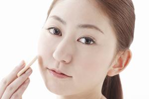 収穫後48時間以内のココナッツを瓶詰めしています